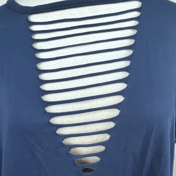 Torrid deconstructed neckline on blue on short sleeve t-shirt size 2-2X/18-20 - Picture 6 of 9